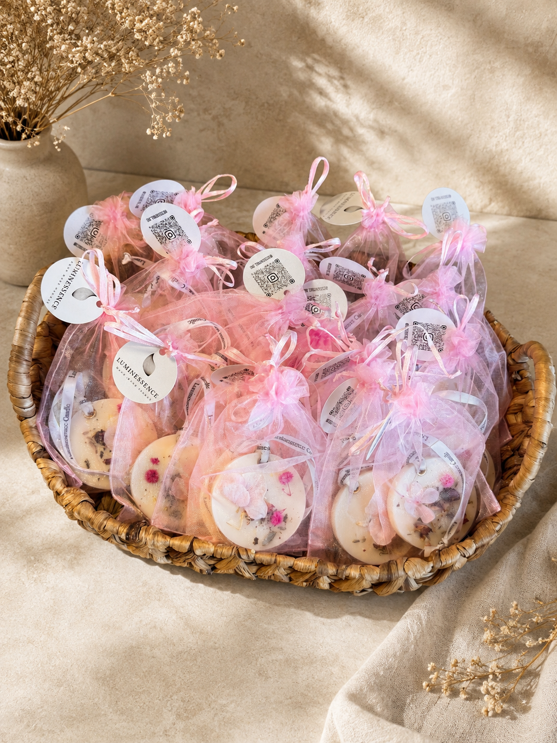 Medalioane odorizante pentru dulap în săculeți de organza roz cu etichetă personalizată