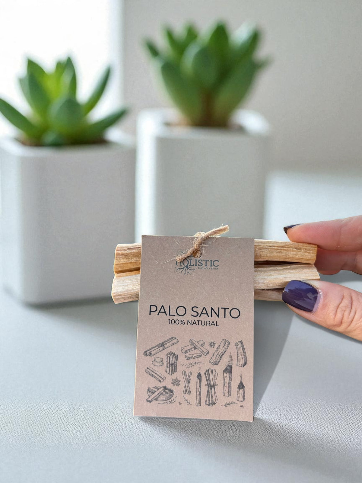 Palo Santo aprins pentru ritual de purificare și aromaterapie