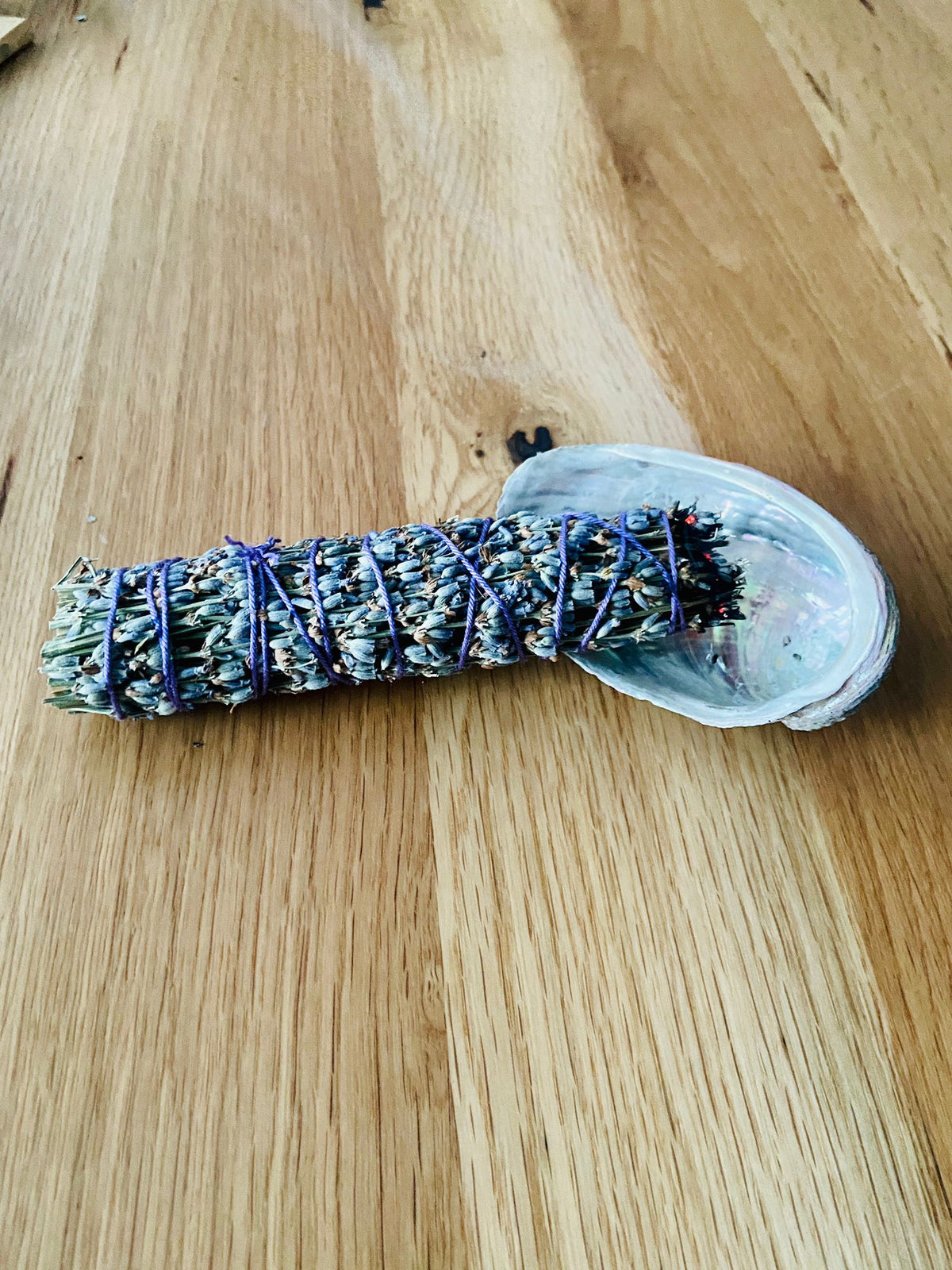Kit premium de fumigație – detaliu ritual de purificare