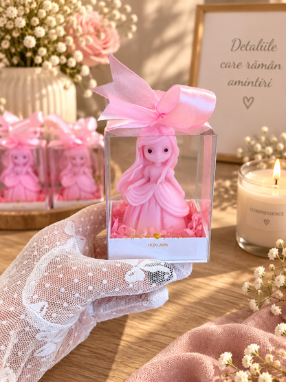 Lumânare Prințesă roz în cutiuță cu fundă, mărturie personalizată pentru botez de fetiță