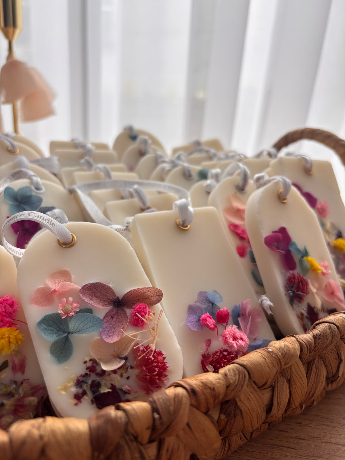 Detaliu odorizant de dulap pentru bărbați, decorat manual cu hortensii criogenizate