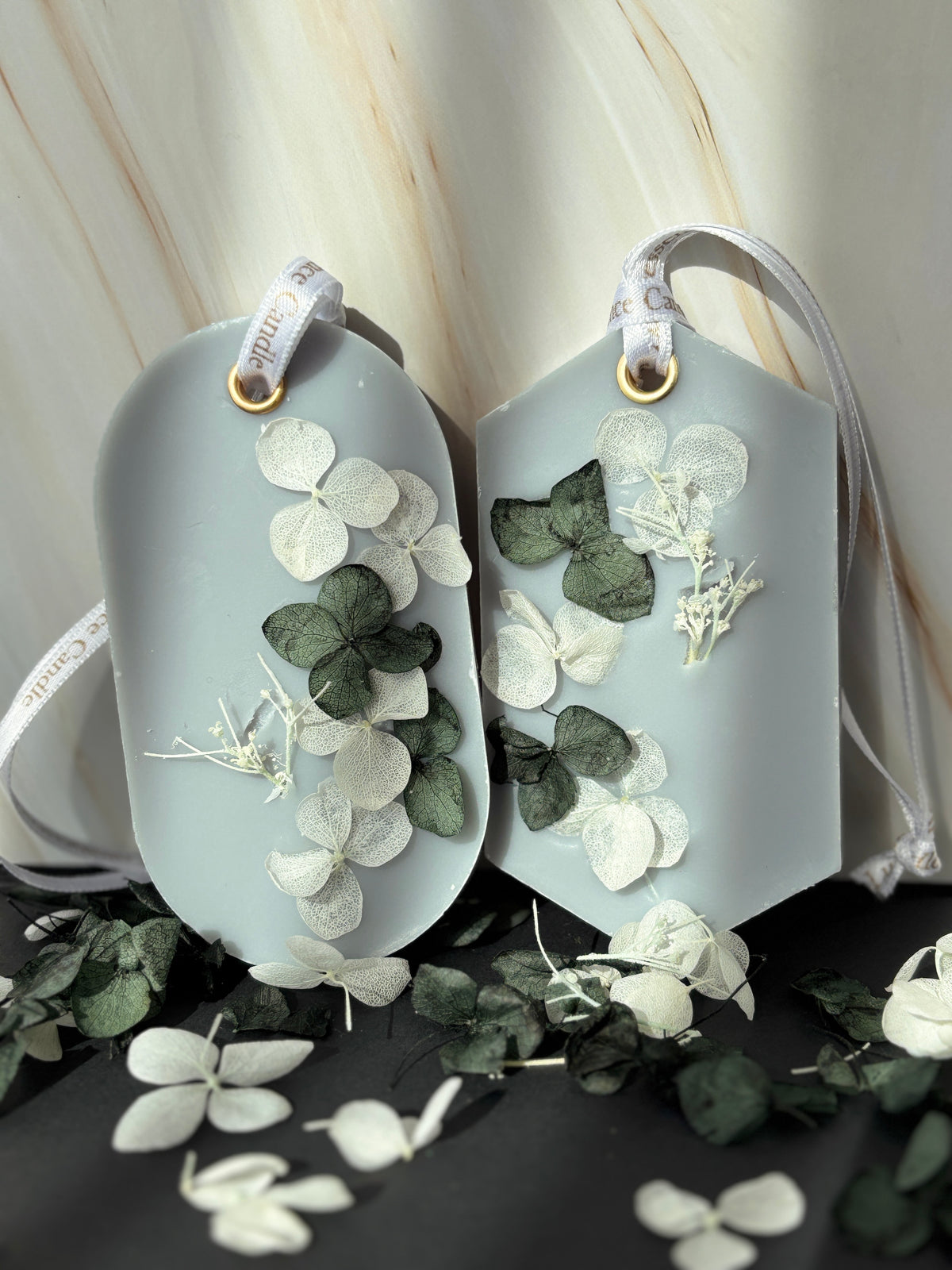 Două odorizante de dulap cu parfum masculin inspirat de Sauvage, decorate cu hortensii albe și verde închis