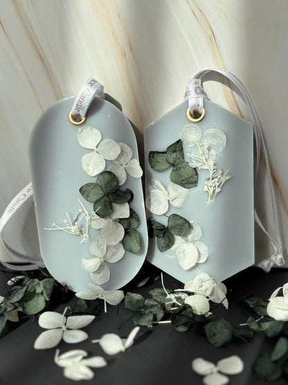 Două odorizante de dulap cu parfum masculin inspirat de Sauvage, decorate cu hortensii albe și verde închis